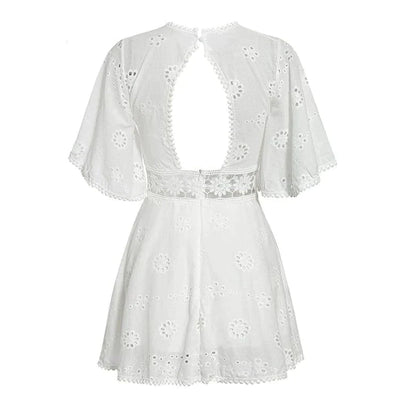 Zierliches weißes Hippie-Kleid im Stil der 70er Jahre