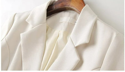 Weißes klassisches 40er-50er-Jahre-Kleid