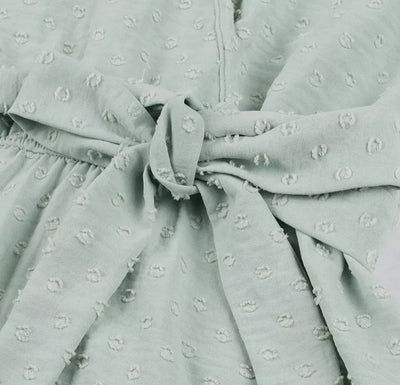 Schlichtes grünes Pin-Up-Kleid im Stil der 50er Jahre