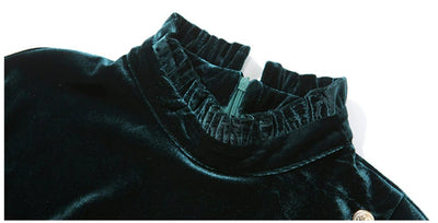 Grünes Samtkleid im Stil der 40er Jahre