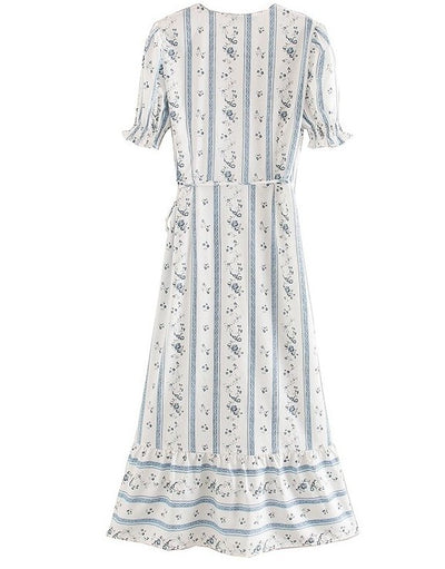 Schickes Etuikleid im 70er-Jahre-Stil