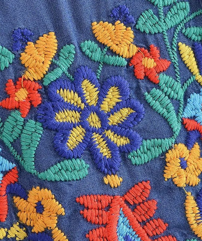 Gerades Hippie-Kleid im Stil der 70er Jahre