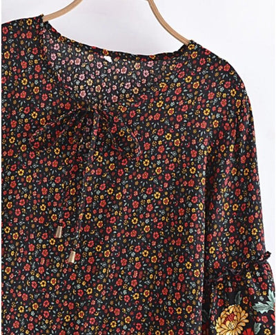 Schwarzes Hippie-Kleid im Stil der 70er Jahre