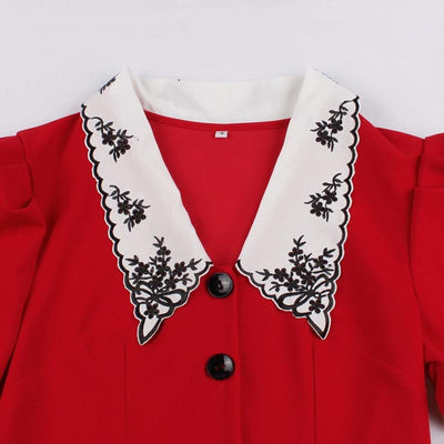 Weithalsiges rotes Kleid im Stil der 50er Jahre