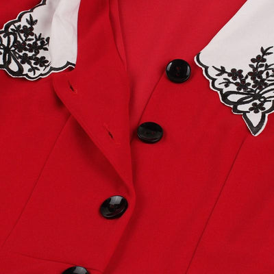 Weithalsiges rotes Kleid im Stil der 50er Jahre