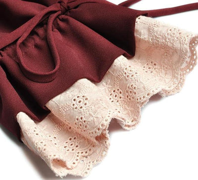 Kleid im 40er-Jahre-Stil in Burgunderrot