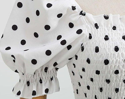 Weißes Kleid im Stil der 1950er Jahre