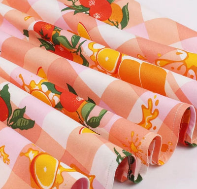 Geblümtes rosafarbenes Vintage-Kleid mit Rundhalsausschnitt