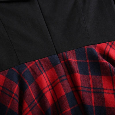 Vintage-Kleid mit karierten Schultern und nackten Schultern
