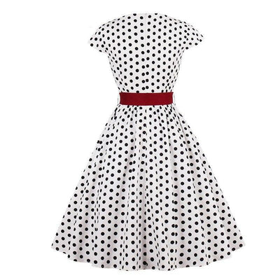 Weißes Vintage-Kleid mit Gürtel in Übergröße