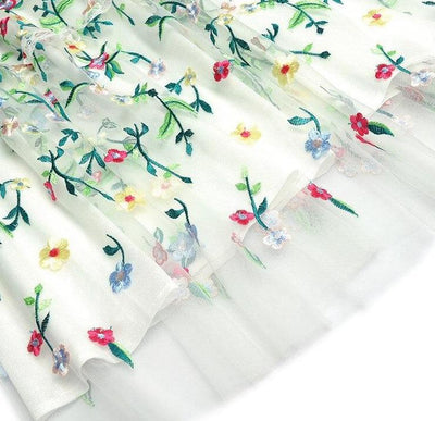 Weißes modernes Vintage-Kleid