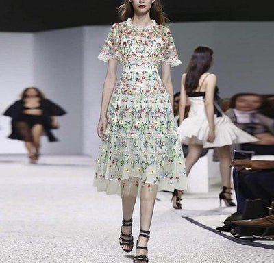 Weißes modernes Vintage-Kleid