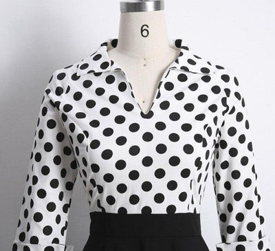 Vintage-Kleid mit schwarzen Punkten