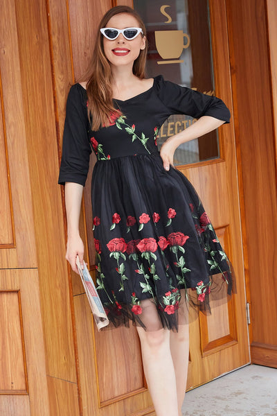 Schwarzes Vintage-Kleid mit Rosenstickerei