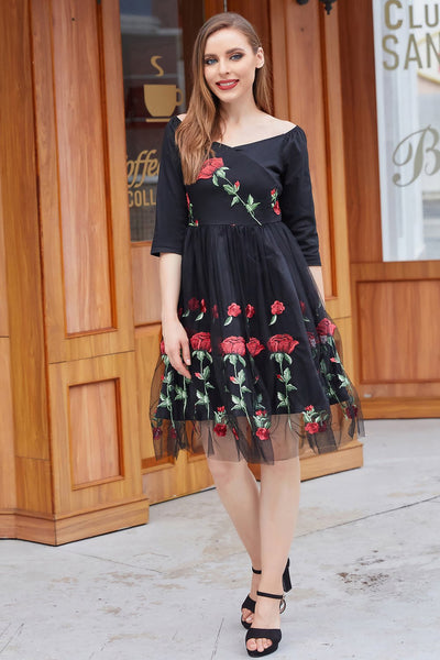 Schwarzes Vintage-Kleid mit Rosenstickerei