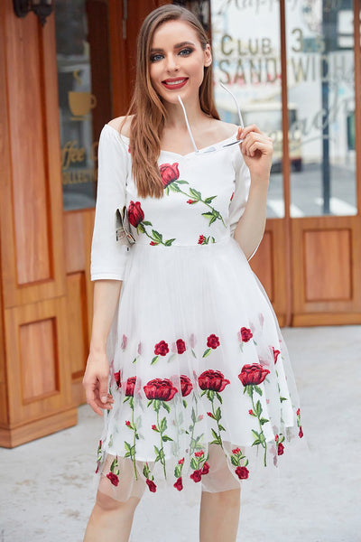 Weißes Kleid mit Vintage Rose verziert