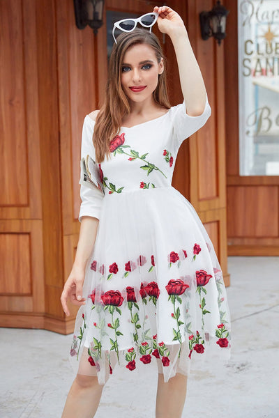 Weißes Kleid mit Vintage Rose verziert