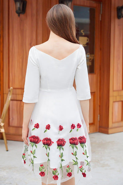 Weißes Kleid mit Vintage Rose verziert