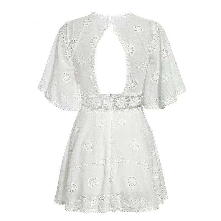 Zierliches weißes Hippie-Kleid im Stil der 70er Jahre