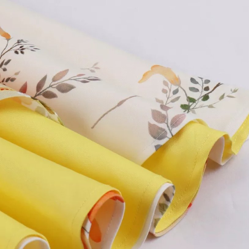 Zierliches Vintage-Kleid mit Blumenmuster in Gelb und Weiß