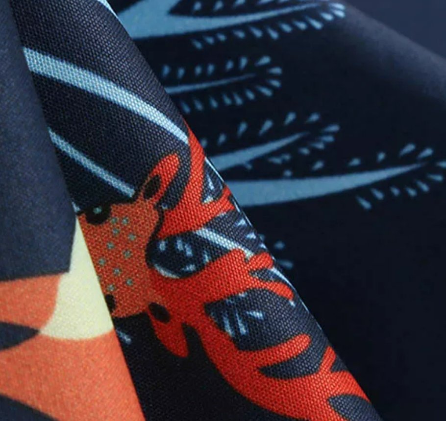 Marineblaues, geblümtes 50er-Jahre-Kleid