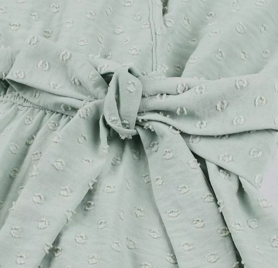 Schlichtes grünes Pin-Up-Kleid im Stil der 50er Jahre