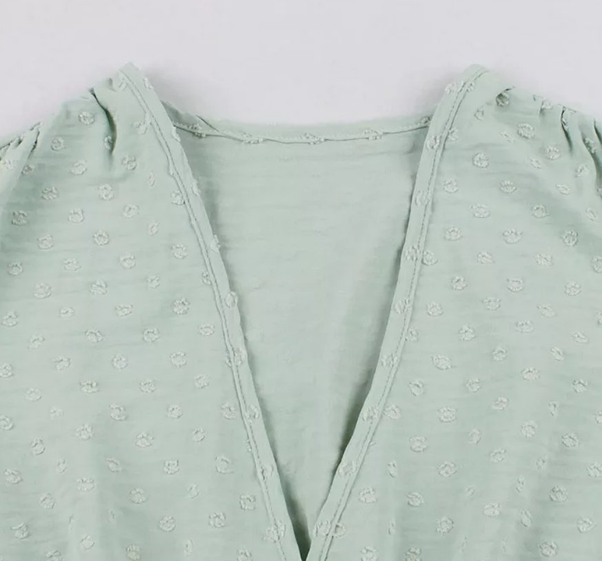 Schlichtes grünes Pin-Up-Kleid im Stil der 50er Jahre