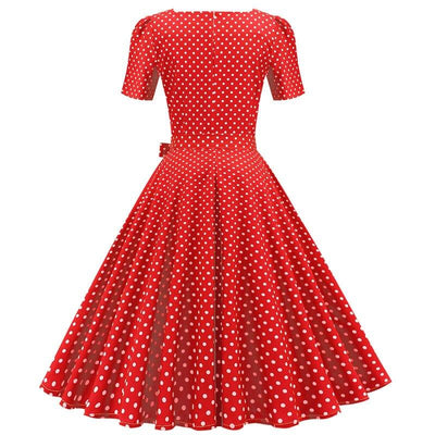 Rotes gepunktetes 50er-Jahre-Kleid