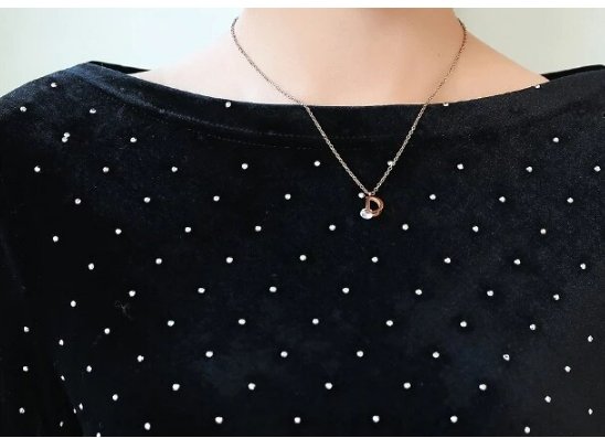 40er-Jahre-Kleid mit schwarzen Knöpfen