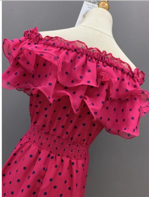 Rotes voluminöses 40er-Jahre-Kleid