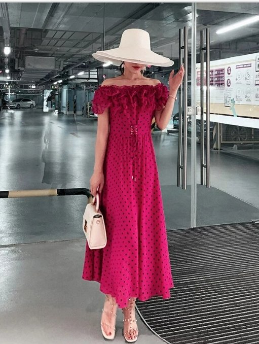 Rotes voluminöses 40er-Jahre-Kleid