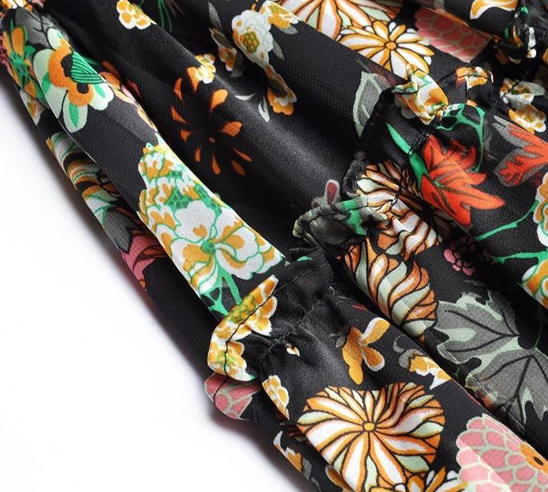 Schwarzes Blumenkleid im Stil der 40er Jahre mit hoher Taille