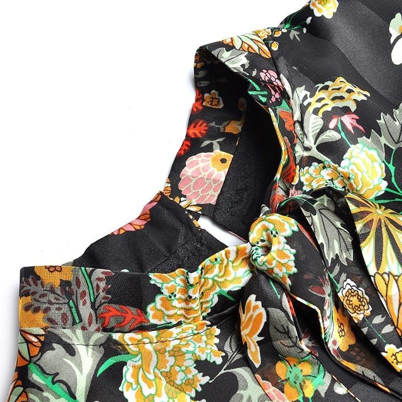 Schwarzes Blumenkleid im Stil der 40er Jahre mit hoher Taille