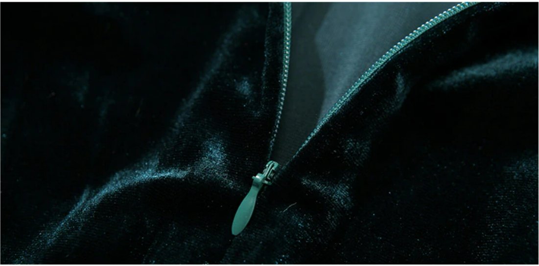 Grünes Samtkleid im Stil der 40er Jahre