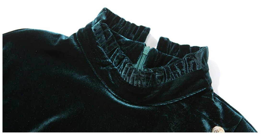 Grünes Samtkleid im Stil der 40er Jahre