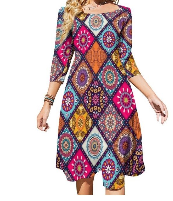 Buntes Hippie-Kleid der 70er Jahre