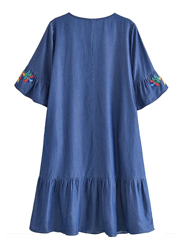 Gerades Hippie-Kleid im Stil der 70er Jahre