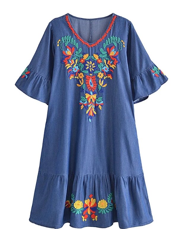 Gerades Hippie-Kleid im Stil der 70er Jahre