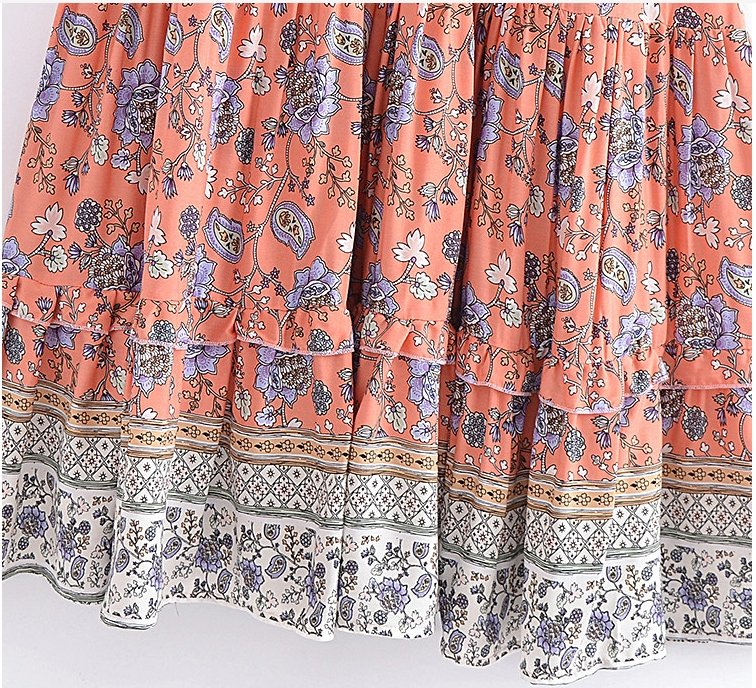 Rosa Hippie-Kleid im Stil der 70er Jahre