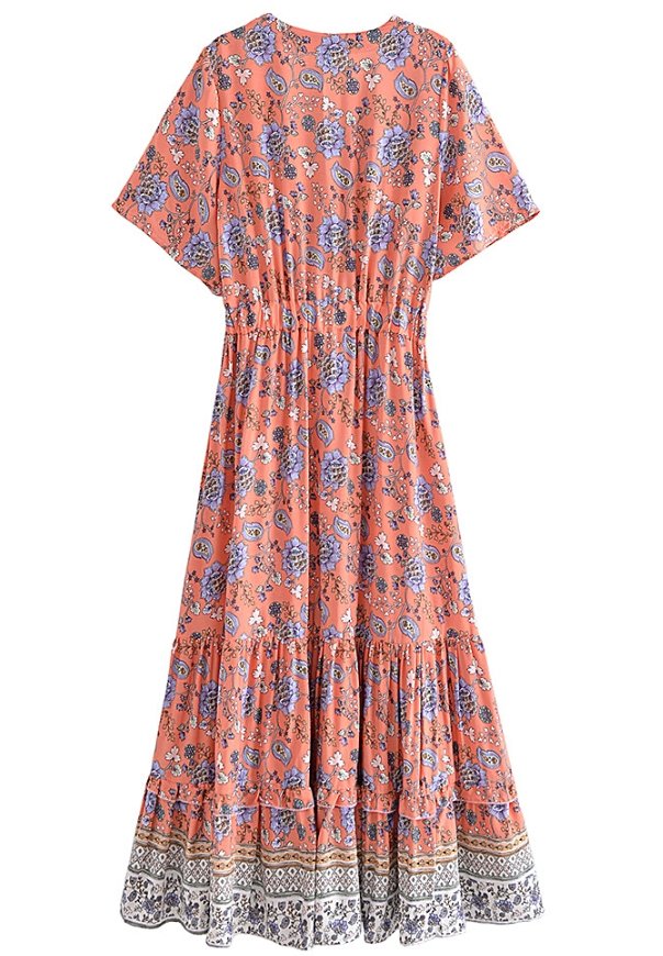 Rosa Hippie-Kleid im Stil der 70er Jahre