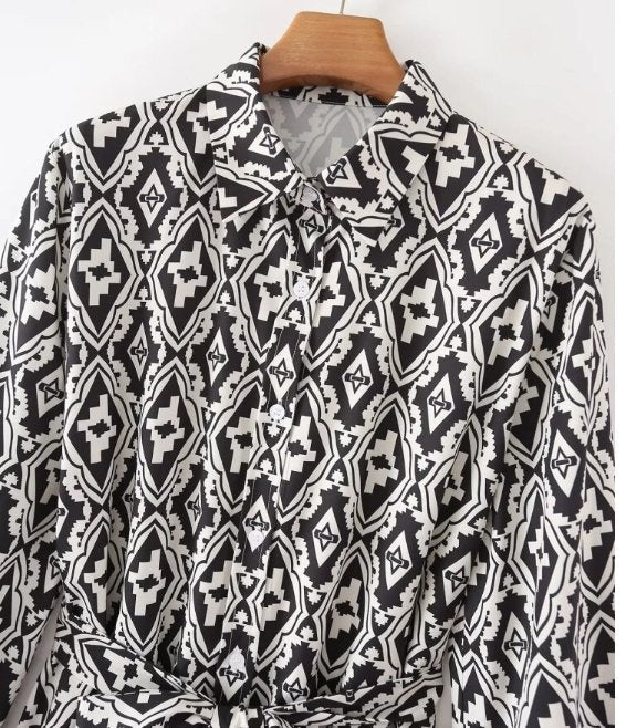 70er-Jahre-Damenkleid in Schwarz und Weiß