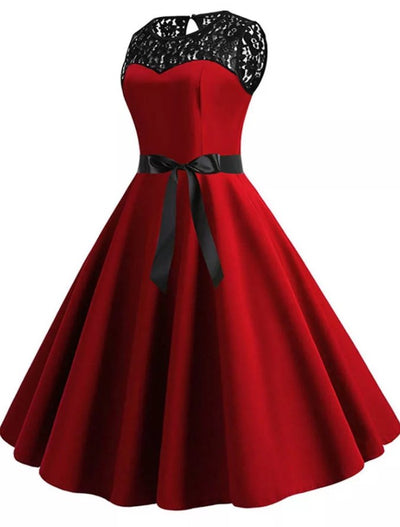 Damenkleid im 60er-Jahre-Stil in Burgunderrot