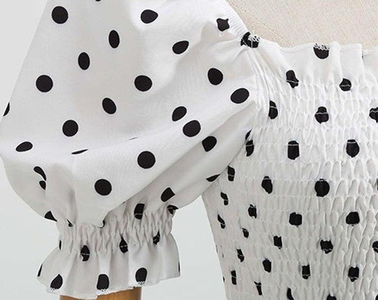 Weißes Kleid im Stil der 1950er Jahre