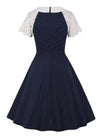 Blaues Vintage-Kleid mit Spitzenkragen