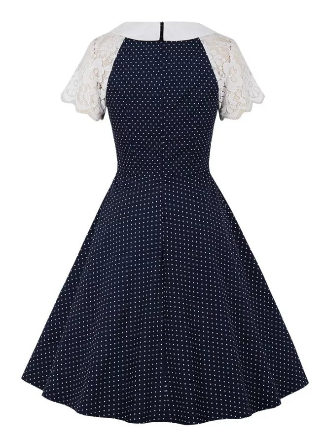 Blaues Vintage-Kleid mit Spitzenkragen