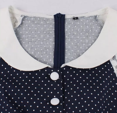 Blaues Vintage-Kleid mit Spitzenkragen