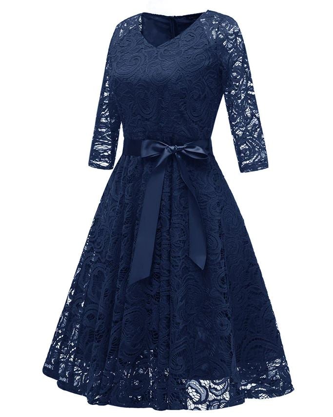 Blaues Vintage-Kleid mit Stickerei