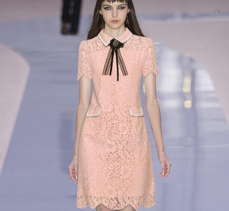 Vintage-Kleid aus rosa Spitze