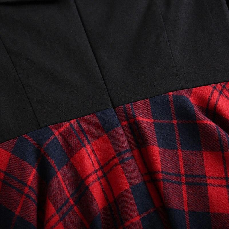 Vintage-Kleid mit karierten Schultern und nackten Schultern