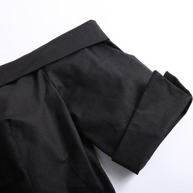 Vintage-Kleid mit karierten Schultern und nackten Schultern